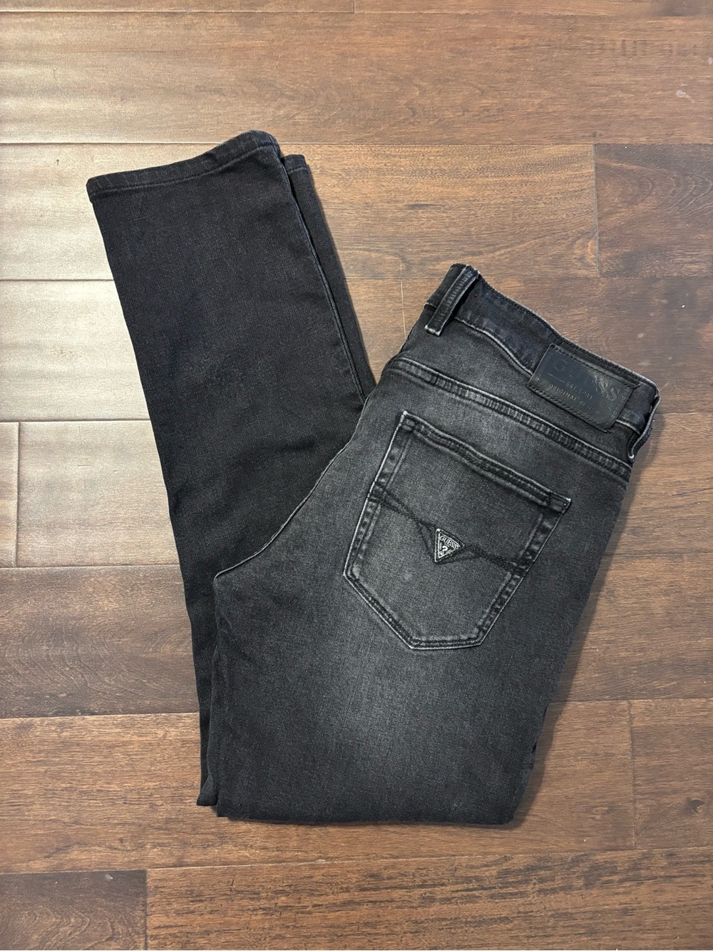 GUESS Slim Tapered Black Jeans Size 32x32 Faded Wash Minimalist Streetwear Denim